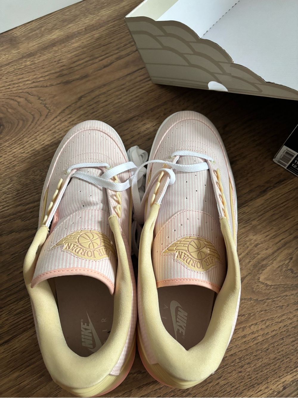 Jordan 2 Retro Low-Seeksucker pink